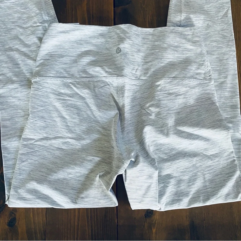 Lululemon Like New light gray striped cropped leggings